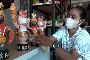 Sambut PON, pengrajin lokal buat maskot Kangpho dan Drawa