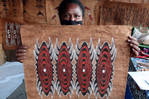 Menguak kehidupan Suku Sentani dalam seni kulit kayu