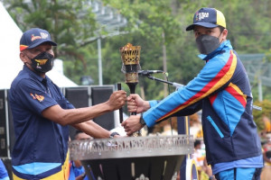 Taufik Hidayat serahkan api PON XX ke Walikota Jayapura