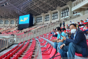 Tribun stadion pembukaan PON XX Papua mulai diisi penonton