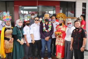 Wagub pimpin defile Sumbar saat pembukaan PON Papua XX