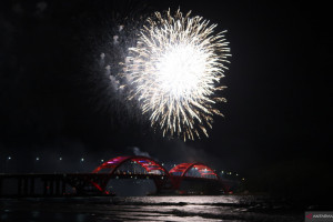 Menikmati pesona Pantai Holtekamp Papua di kala malam