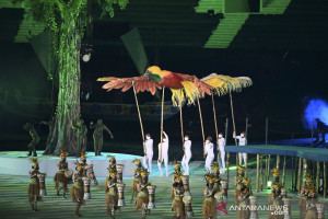 Pembukaan PON Papua: hiasan kepala suku Dayak ramaikan parade atlet