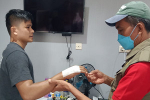 Dokter kontingen Sumbar pantau pemulihan atlet muaythai yang cedera