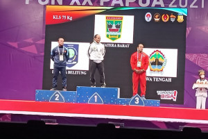 Binaragawan Sumbar Iwan Samuray hattrick medali emas PON