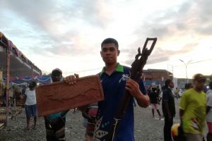 Rio Maholtra kepincut ukiran Kamoro di Mimika