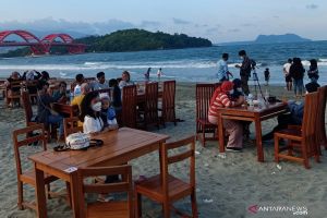 Restoran di Pantai Holtekamp stop orderan padahal baru tiga jam buka