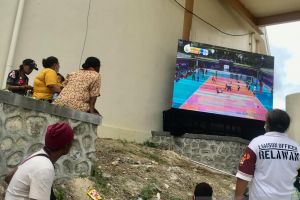 Penonton dukung perjuangan voli putri Papua melalui layar raksasa