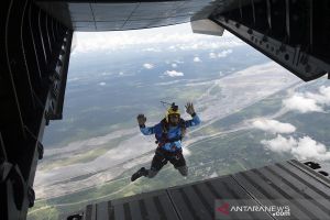 Terjun payung kerja sama antarparasut PON Papua