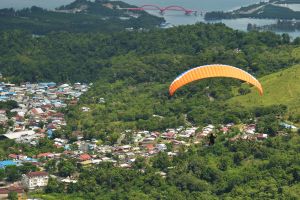 Paralayang itu mengasyikan dan perlu