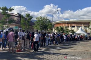 Antrean mengular, warga antusias menonton upcara penutupan PON Papua