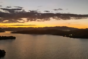 Wisatawan nikmati pesona Danau Sentani di malam penutupan PON Papua