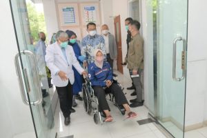 Ridwan Kamil antar atlet PON yang cedera ke rumah sakit