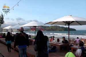 PON tingkatkan pengunjung usaha kuliner di Pantai Holtekamp