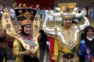Parade busana daerah di pembukaan PON Papua