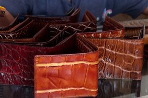 Berburu cenderamata berbahan kulit buaya dari Merauke