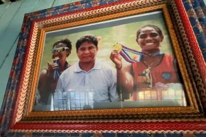 Menyusuri Danau Sentani, kampung halaman Si Ratu Dayung Papua