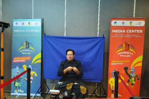 Andhika Pratama si juru bahasa isyarat pada Peparnas XVI Papua