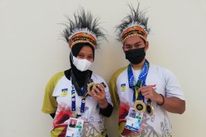 Petembak Papua sapu bersih emas air rifle standing SH2