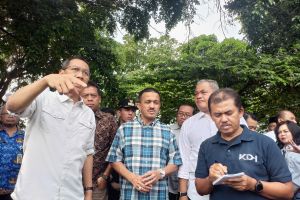 Trotoar dan Jalan Gatot Subroto dibersihkan jelang KTT ASEAN 2023