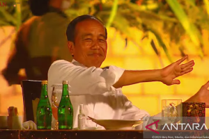 Presiden ikut joget saat lagu daerah NTT bertalun di Welcoming Dinner