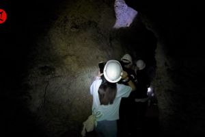 Hamparan tebing batu di Goa Batu Cermin Labuan Bajo