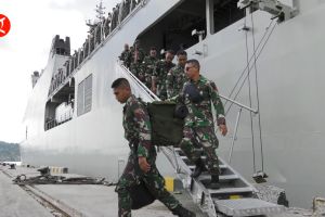 KRI Banjarmasin-592 datang dengan pasukan pengamanan KTT ASEAN