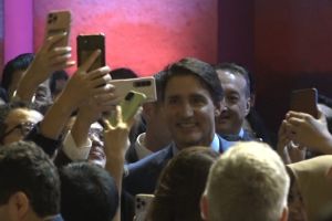 Momen PM Kanada Justin Trudeau berinteraksi dengan peserta AIPF 2023