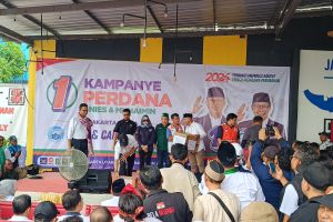 Anies diberi uang receh untuk modal perjuangan oleh warga Jakut