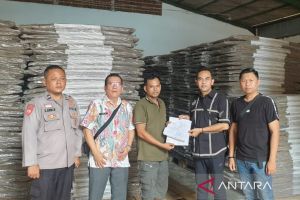 KPU Cianjur libatkan ratusan orang melipat dan menyortir surat suara