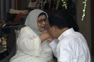 Anies sungkem pada ibu sebelum mulai kampanye perdana