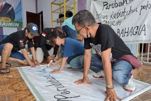 Relawan Mileanies manfaatkan karung bekas buat spanduk capres