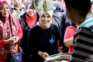 Siti Atikoh sambangi Pasar Rau tampung aspirasi pedagang