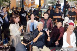 Ganjar dihadiahi buku oleh anak tuna netra asal Bekasi