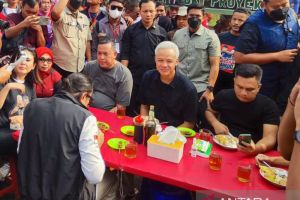Ganjar sarapan bersama warga di Pasar Proyek Lama Bekasi