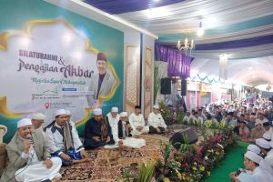 Jamaah Majelis Syarif Hidayatullah ramai menunggu kedatangan Anies