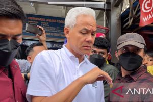 Blusukan ke pasar, seorang anak minta uang ke Ganjar untuk beli burung