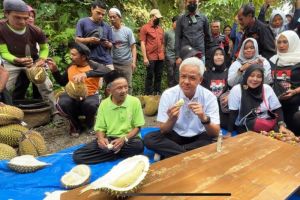 Ganjar rayu warga: Agak pahit, tapi kalau lihat Anda tambah manis