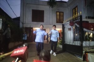 Prabowo antar Gibran ke arena debat sambil berjoget 