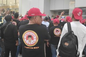 Pendukung Ganjar dan Prabowo adu yel-yel jelang debat Cawapres