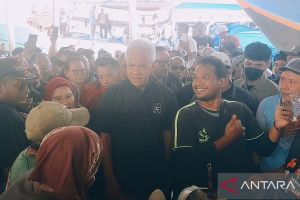 Warga Indramayu sambut Ganjar Pranowo tiba di TPI Karangsong