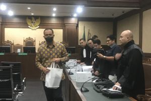 Sampaikan pleidoi, Rafael Alun pakai seragam Kemenkeu motif truntum