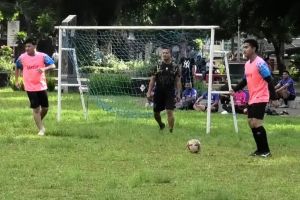 Safari politik di Wonosobo, Kaesang main mini soccer