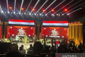 Pendukung Ganjar-Mahfud acungkan 3 jari saat Prabowo pidato