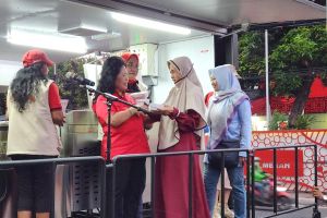 Jelang HUT PDIP, Baguna bagikan makanan di sekitar Sekolah Partai