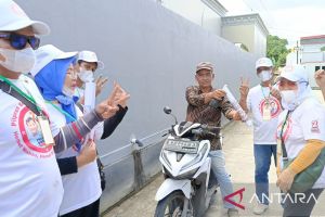 Relawan Prabowo-Gibran bagikan susu dan cendera mata di Samarinda