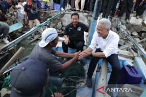 Ganjar Pranowo disambut nelayan di Brebes