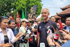 Ganjar Pranowo blusukan di Purbalingga bagikan kaos dari mobilnya