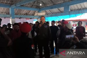 Komedian Cak Lontong sapa nelayan di TPI Bayah