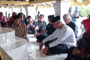 Ganjar berziarah ke makam Bathara Katong saat kampanye di Ponorogo